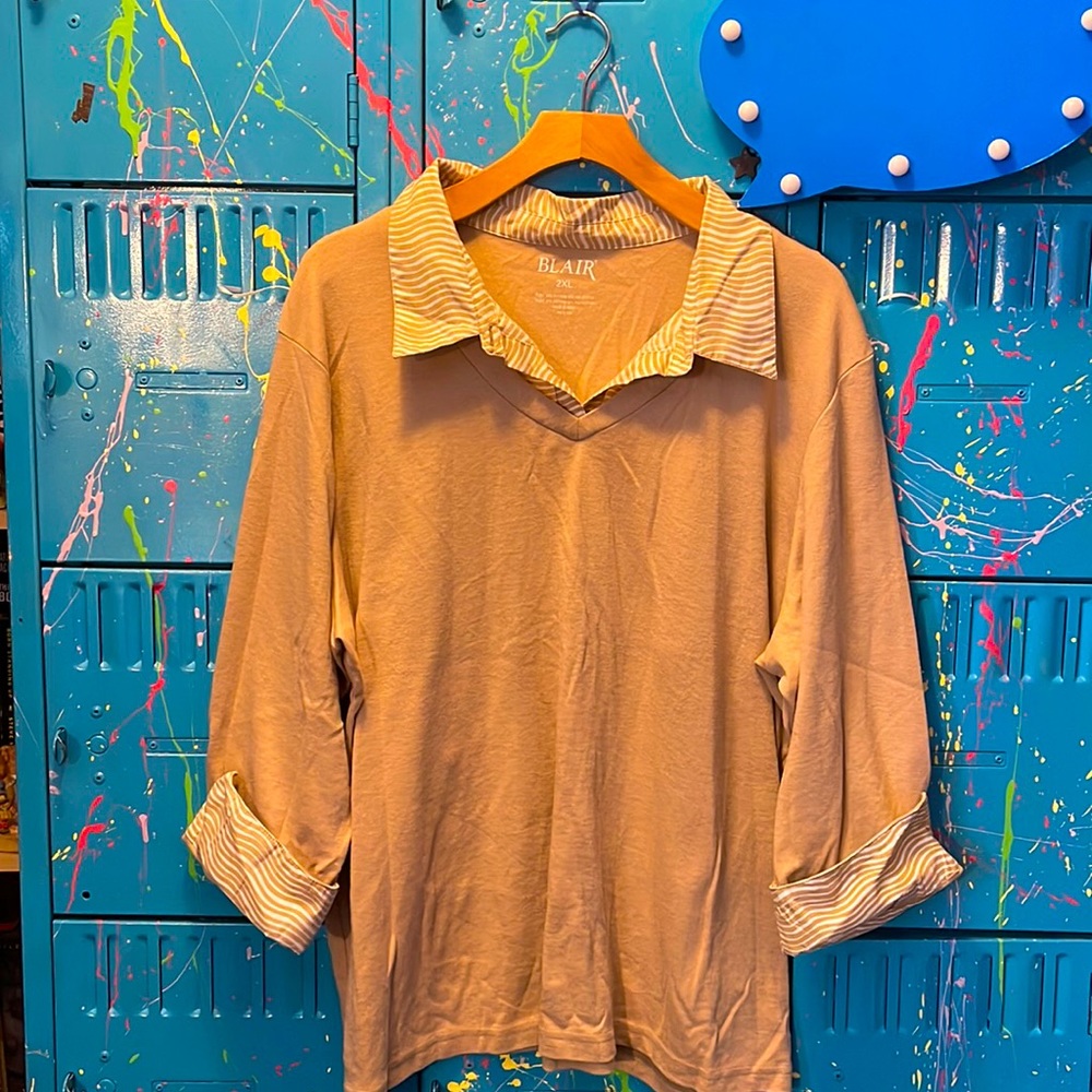 💰🚨CLEARANCE 🚨💰 
Very cute and cozy long sleeve with built in collar. T106
